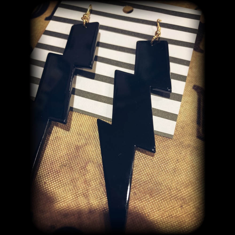 ⚡️ XL BLACK LIGHTENING BOLT EARRINGS - Picture 3 of 4